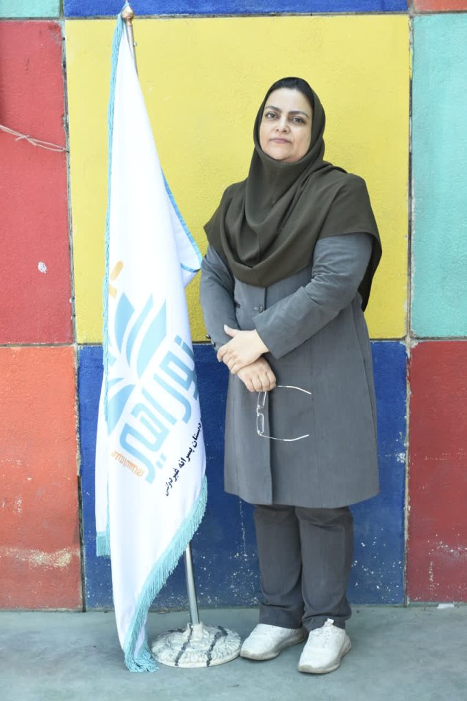 خانم باقرزاده آموز ار پایه دوم مدرسه نورامیر