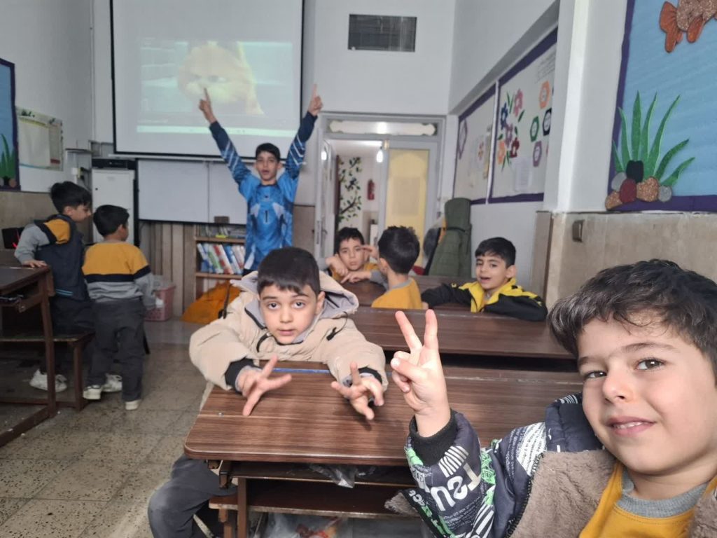 دانش آموزان شاد و خرم در حال بازی در روز دانش آموز. دبستان غیرانتفاعی نور امیر