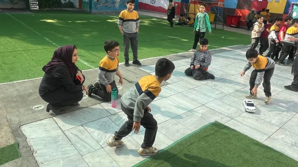 دانش آموزان شاد و خرم در حال بازی در روز دانش آموز