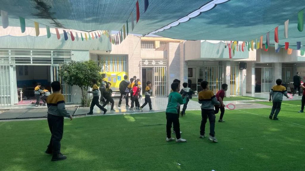 دانش آموزان در حال بازی در روز دانش آموز