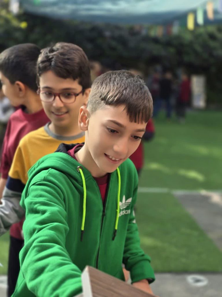 دانش آموز در حال رای دادن در انتخابات‌ شورای دانش آموزی مدرسه نورامیر
